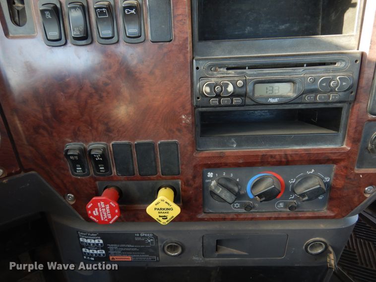 image for item JT9500 2008 Mack CHU600  semi truck