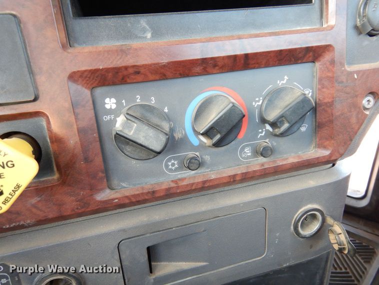 image for item JT9500 2008 Mack CHU600  semi truck