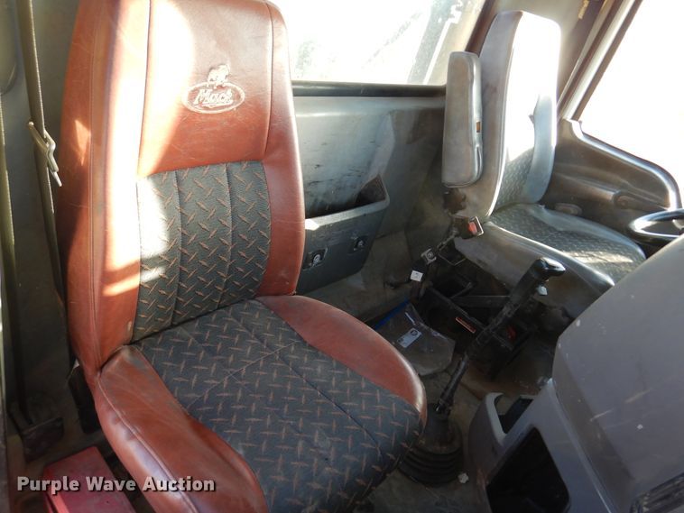 image for item JT9500 2008 Mack CHU600  semi truck