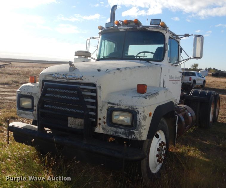 image for item KO9750 1993 Mack RD690S  semi truck