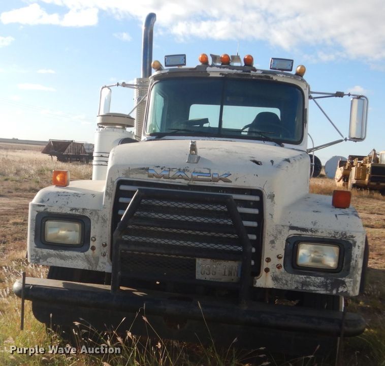 image for item KO9750 1993 Mack RD690S  semi truck