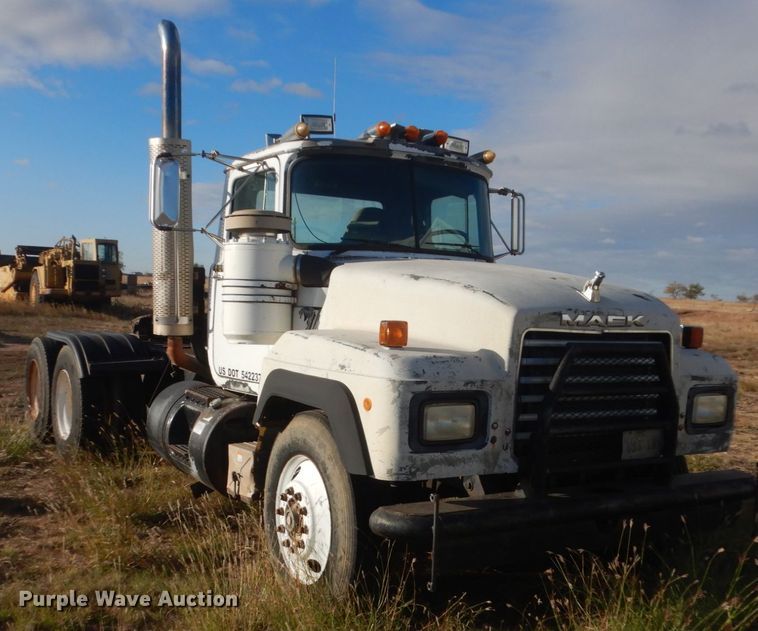 image for item KO9750 1993 Mack RD690S  semi truck