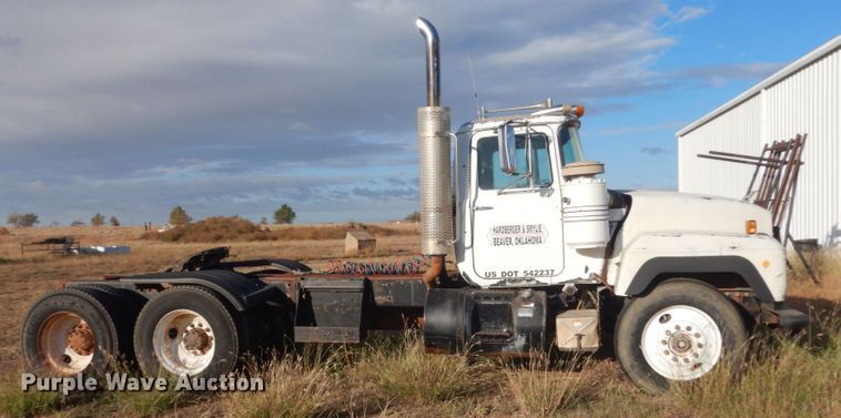 image for item KO9750 1993 Mack RD690S  semi truck