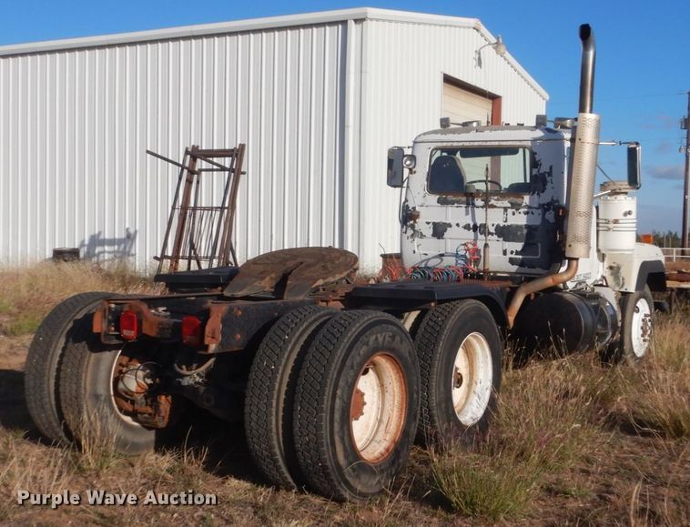 image for item KO9750 1993 Mack RD690S  semi truck
