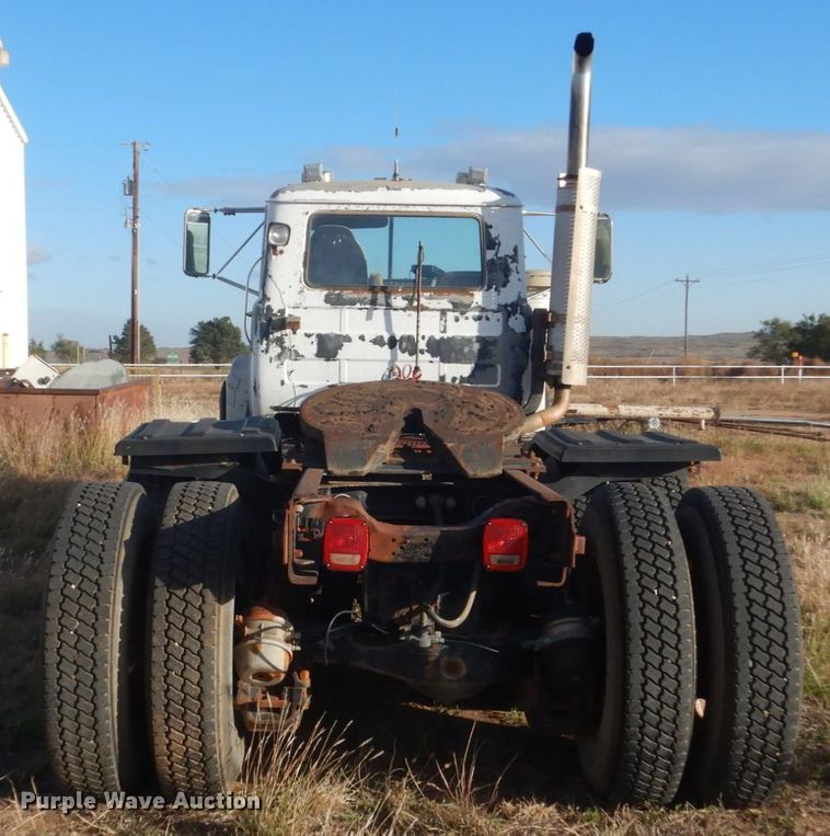 image for item KO9750 1993 Mack RD690S  semi truck