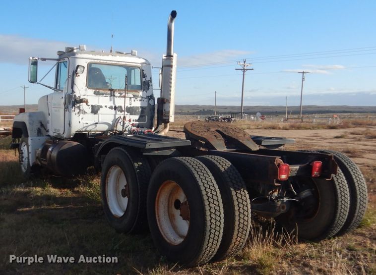 image for item KO9750 1993 Mack RD690S  semi truck