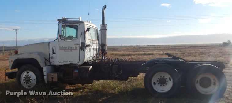 image for item KO9750 1993 Mack RD690S  semi truck