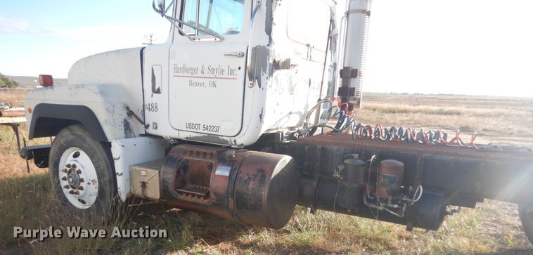 image for item KO9750 1993 Mack RD690S  semi truck