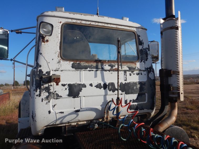 image for item KO9750 1993 Mack RD690S  semi truck