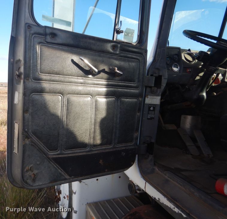 image for item KO9750 1993 Mack RD690S  semi truck