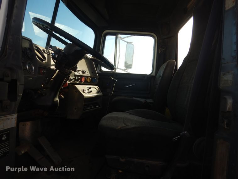 image for item KO9750 1993 Mack RD690S  semi truck