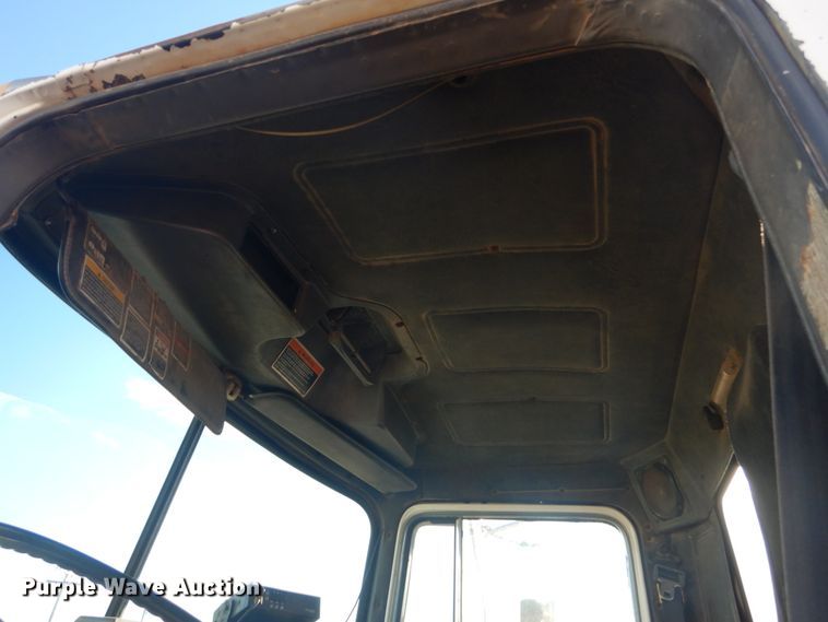 image for item KO9750 1993 Mack RD690S  semi truck