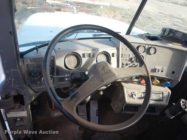 image for item KO9750 1993 Mack RD690S  semi truck