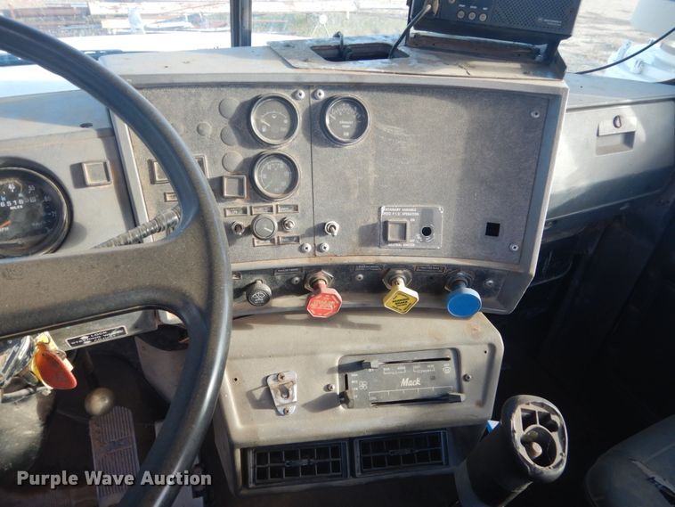 image for item KO9750 1993 Mack RD690S  semi truck