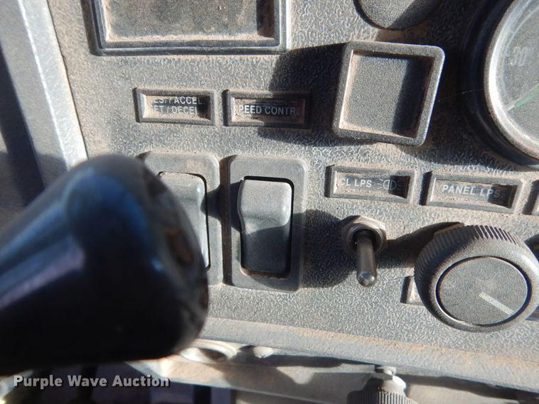 image for item KO9750 1993 Mack RD690S  semi truck