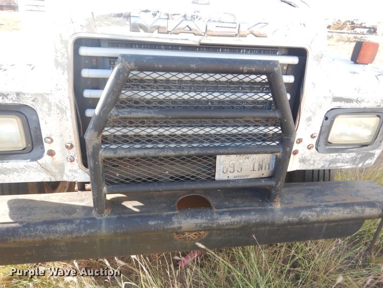 image for item KO9750 1993 Mack RD690S  semi truck