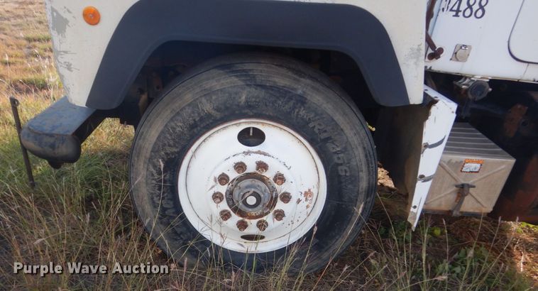 image for item KO9750 1993 Mack RD690S  semi truck