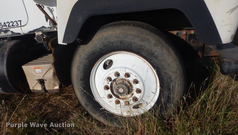 image for item KO9750 1993 Mack RD690S  semi truck