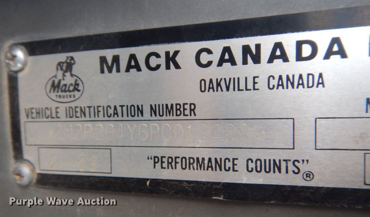 image for item KO9750 1993 Mack RD690S  semi truck