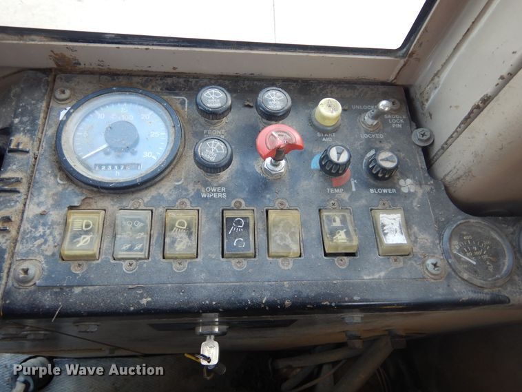 image for item DK3363 1991 John Deere 770BH  motor grader