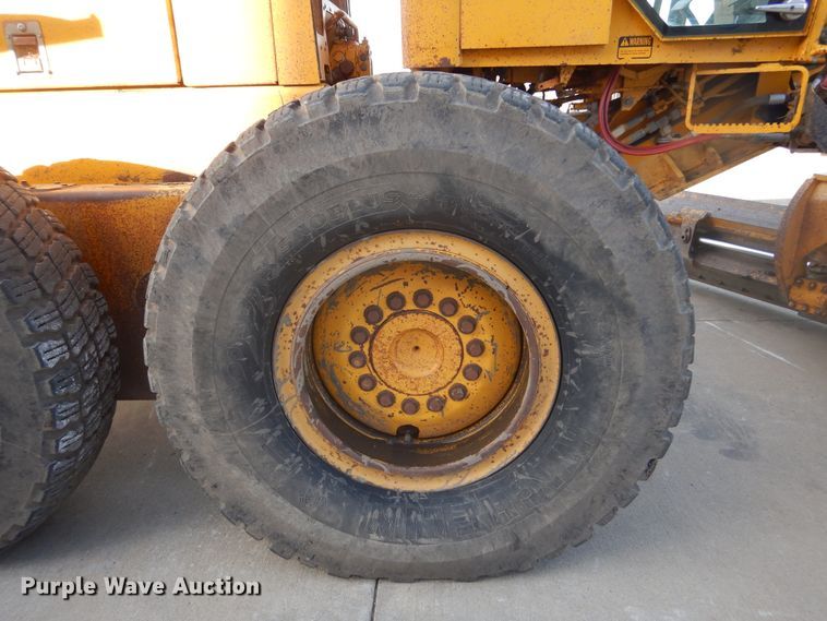 image for item DK3363 1991 John Deere 770BH  motor grader