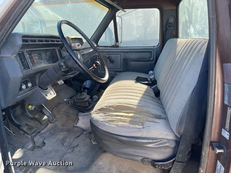 image for item DL5797 1990 Ford F600  flatbed truck