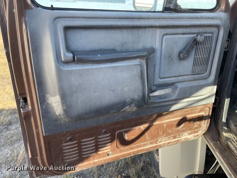 image for item DL5797 1990 Ford F600  flatbed truck