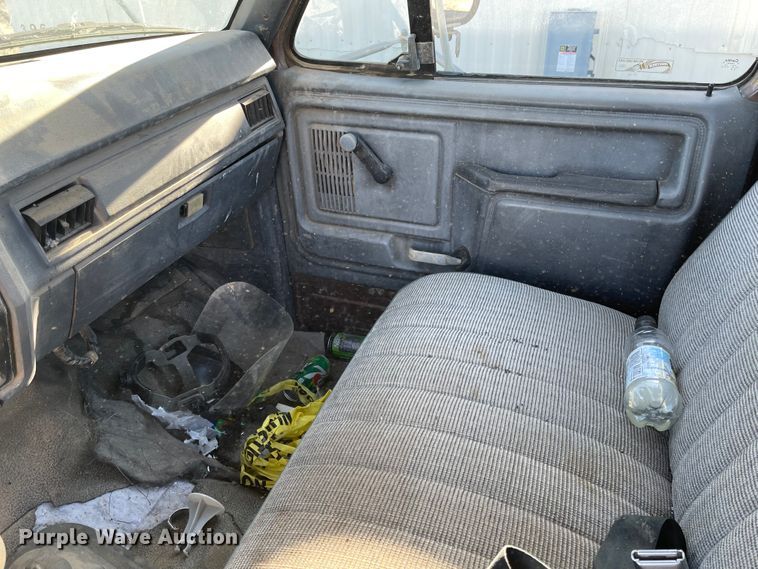 image for item DL5797 1990 Ford F600  flatbed truck