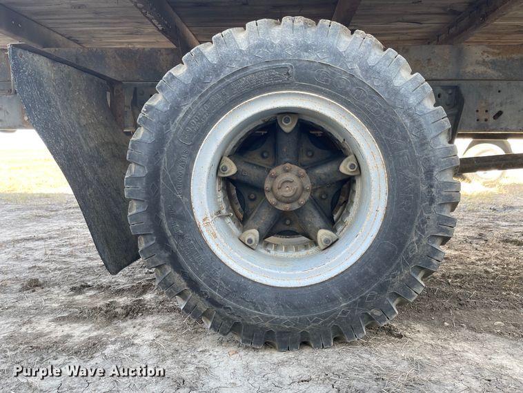 image for item DL5797 1990 Ford F600  flatbed truck