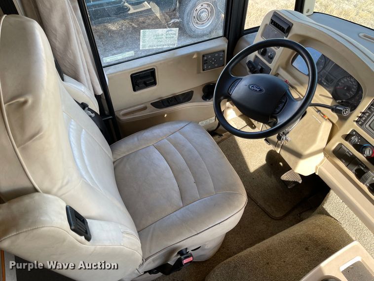 image for item DL5800 2006 Winnebago Voyage  RV