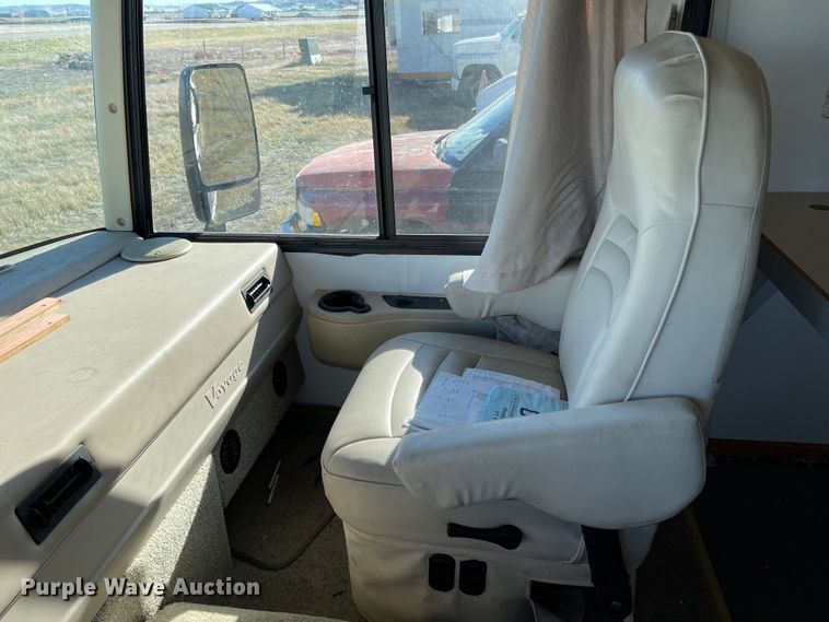 image for item DL5800 2006 Winnebago Voyage  RV