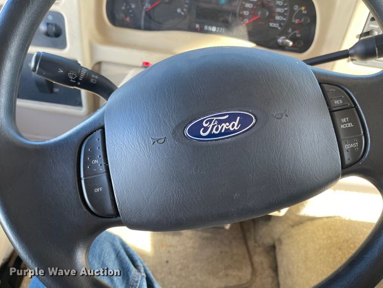 image for item DL5800 2006 Winnebago Voyage  RV