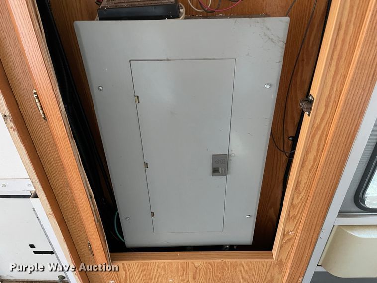 image for item DL5800 2006 Winnebago Voyage  RV