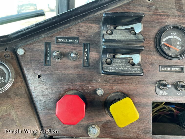 image for item DL5802 1999 Freightliner  semi truck