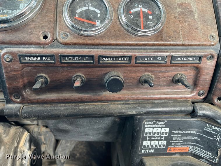 image for item DL5802 1999 Freightliner  semi truck