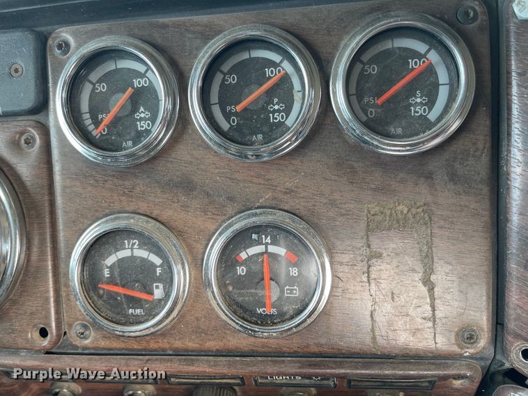 image for item DL5802 1999 Freightliner  semi truck