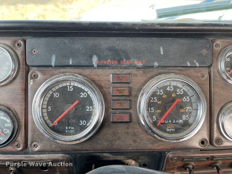 image for item DL5802 1999 Freightliner  semi truck