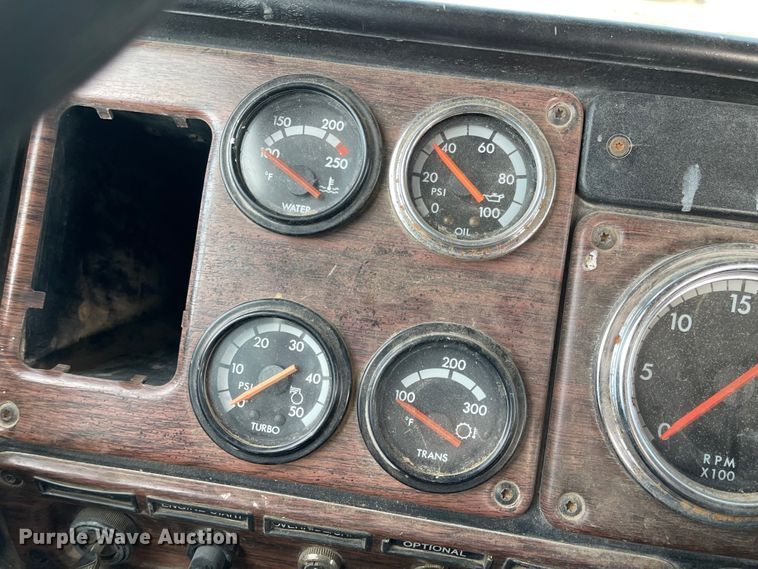 image for item DL5802 1999 Freightliner  semi truck