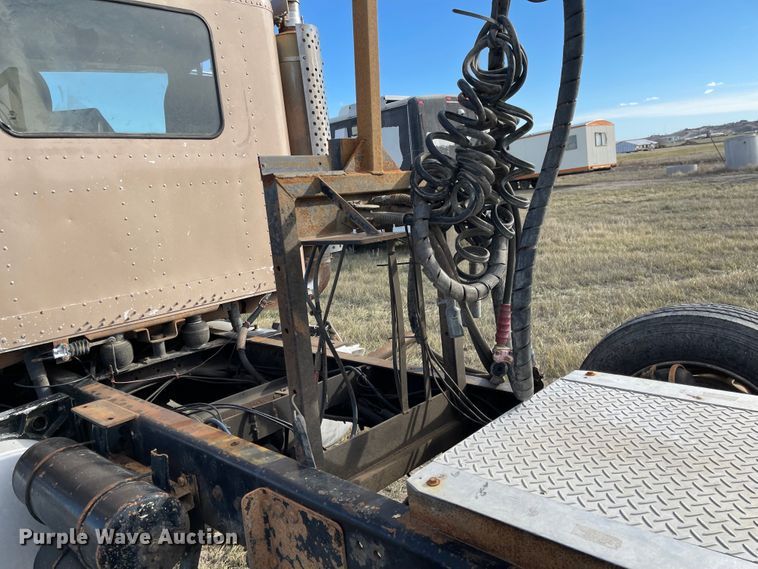 image for item DL5802 1999 Freightliner  semi truck