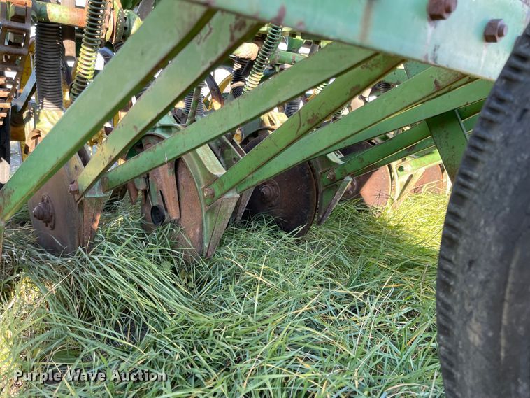 image for item DL5825 John Deere  grain drill