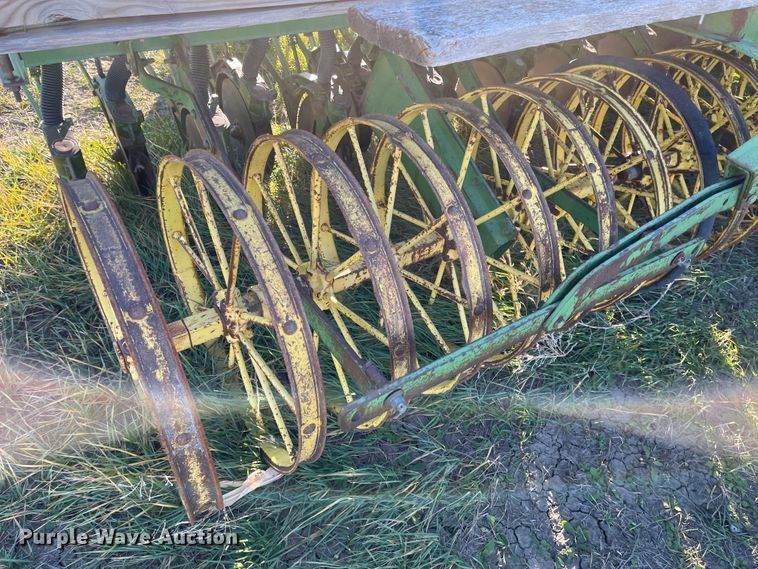 image for item DL5825 John Deere  grain drill