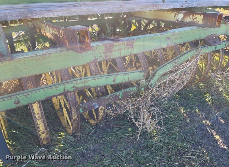 image for item DL5825 John Deere  grain drill