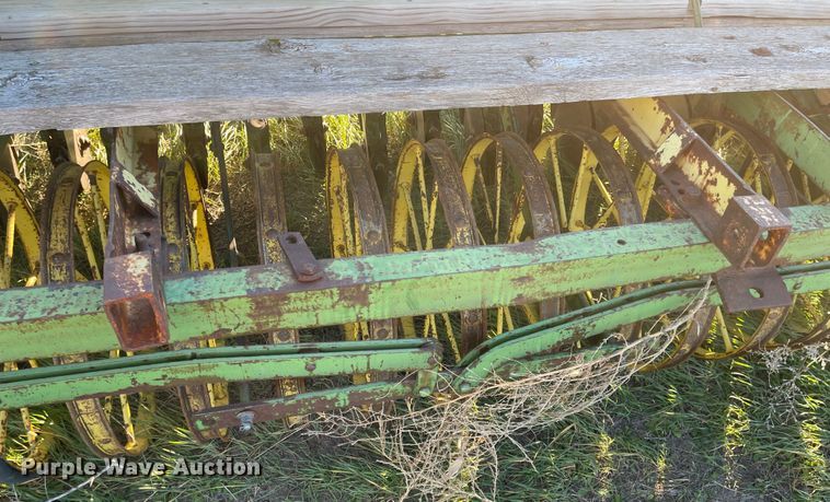 image for item DL5825 John Deere  grain drill