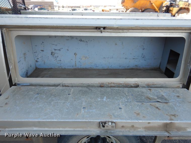 image for item DL5831 2001 Ford F250 Super Duty  Crew Cab utility bed pickup truck