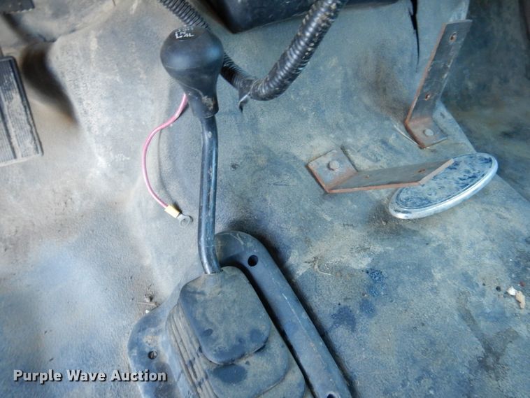 image for item DL5831 2001 Ford F250 Super Duty  Crew Cab utility bed pickup truck