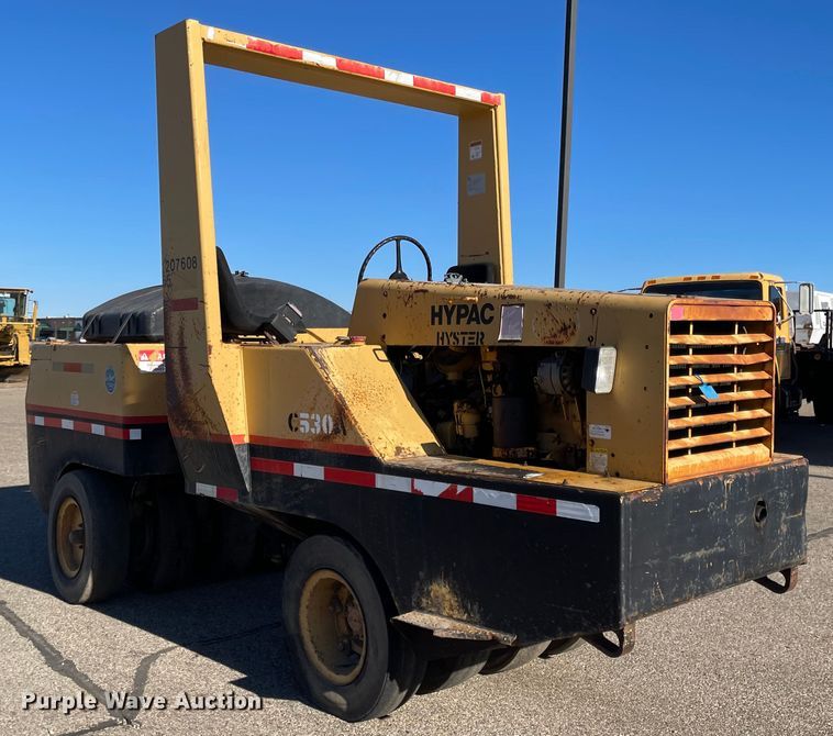 image for item DL5840 1994 Hyster C530A  pneumatic roller