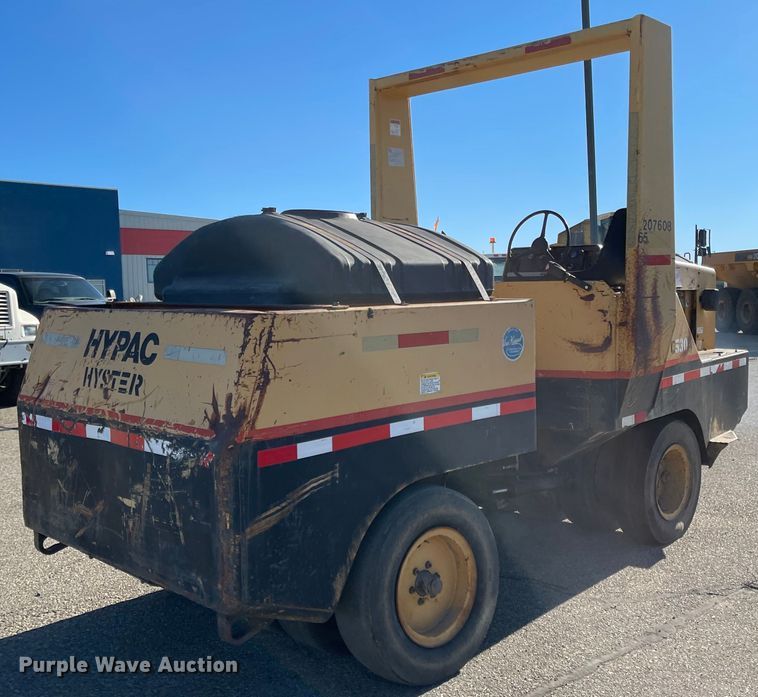 image for item DL5840 1994 Hyster C530A  pneumatic roller