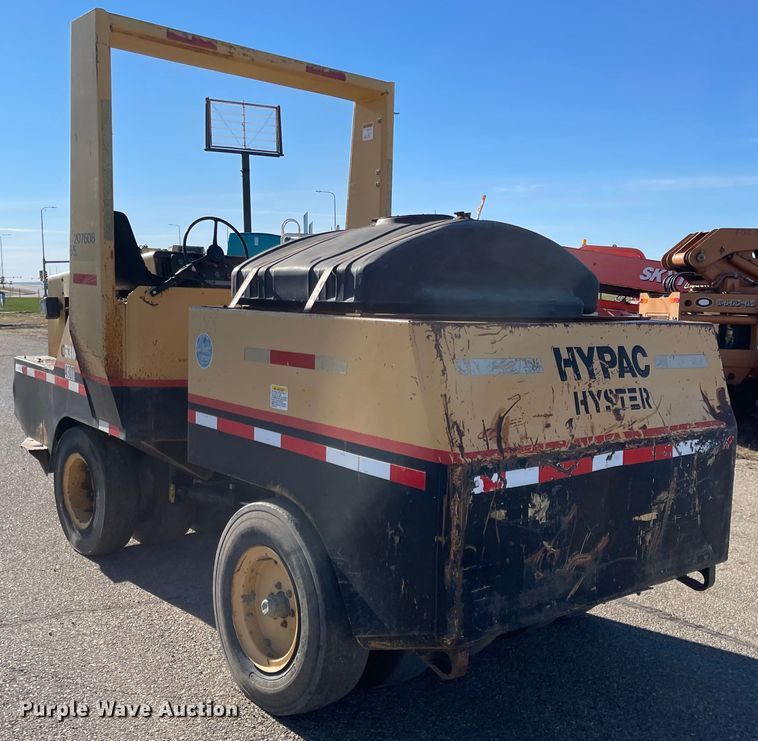 image for item DL5840 1994 Hyster C530A  pneumatic roller