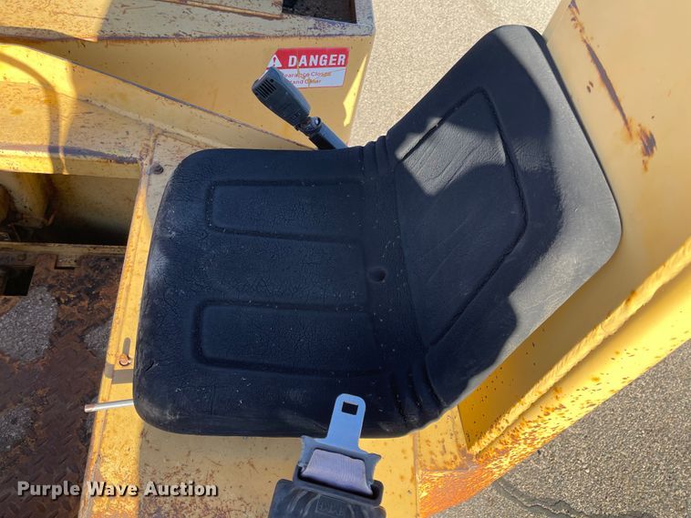 image for item DL5840 1994 Hyster C530A  pneumatic roller