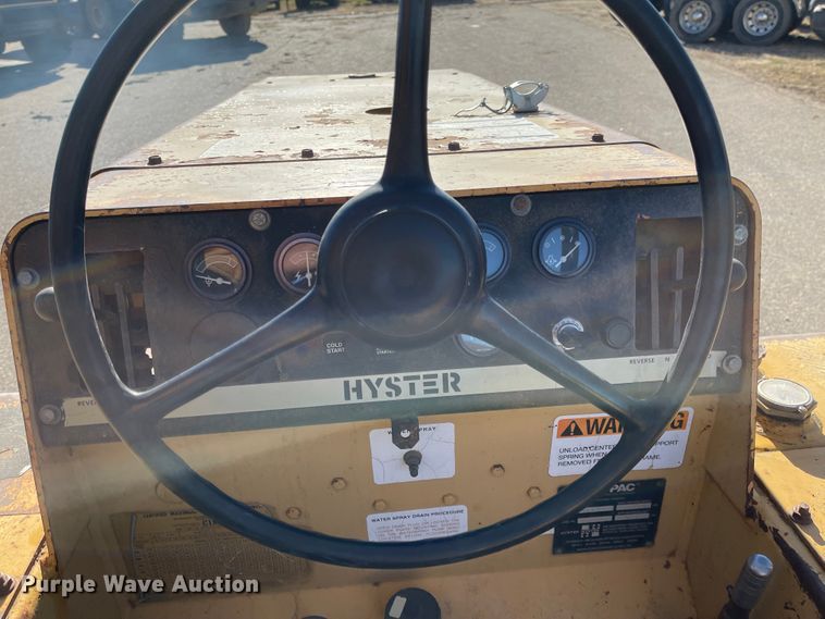 image for item DL5840 1994 Hyster C530A  pneumatic roller